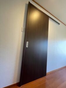 茨木市　内装工事　トイレ建具交換　アウトセット　パナソニック　クロス貼替