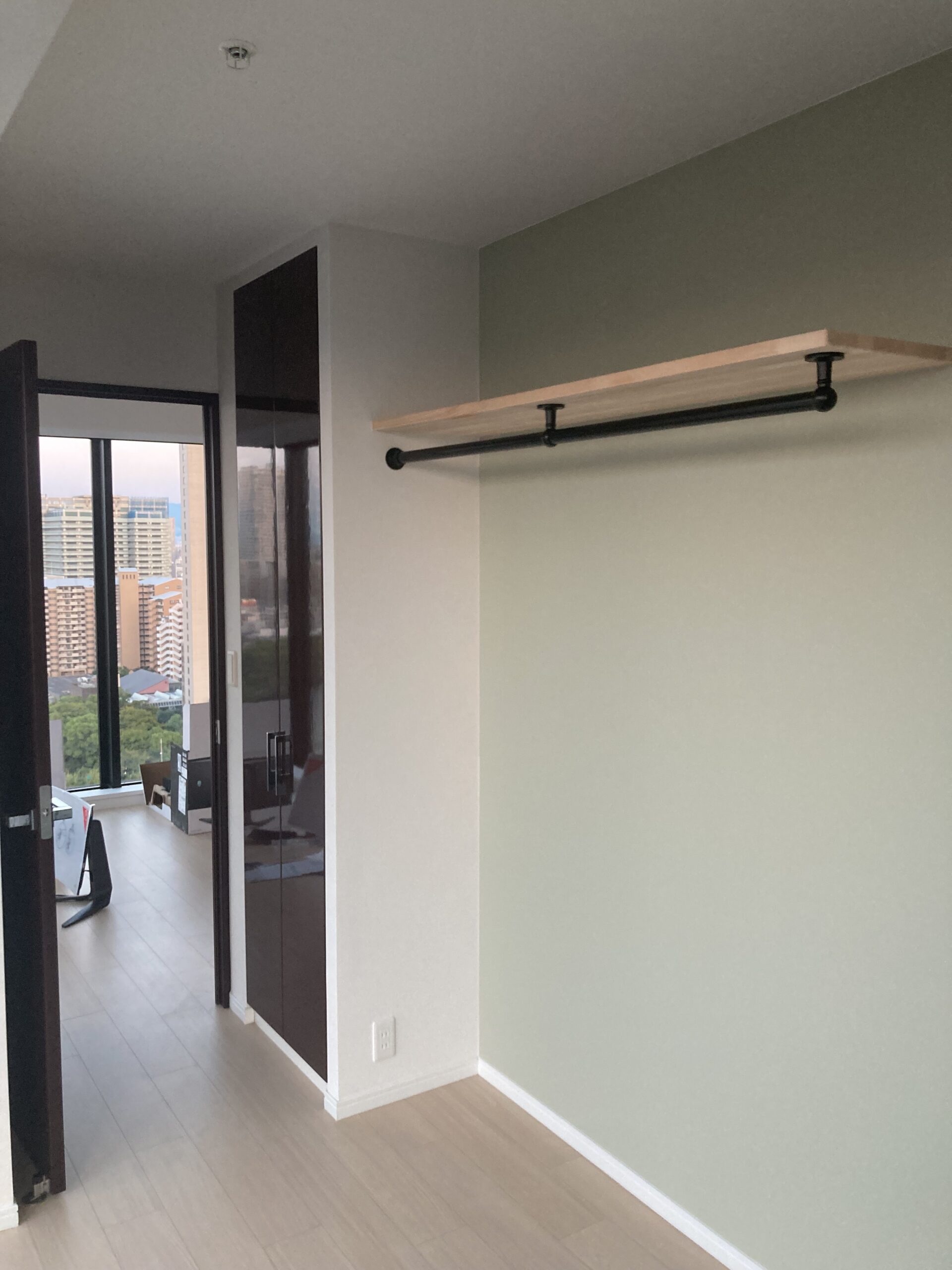 大阪市北区　タワーマンション　洋服掛け