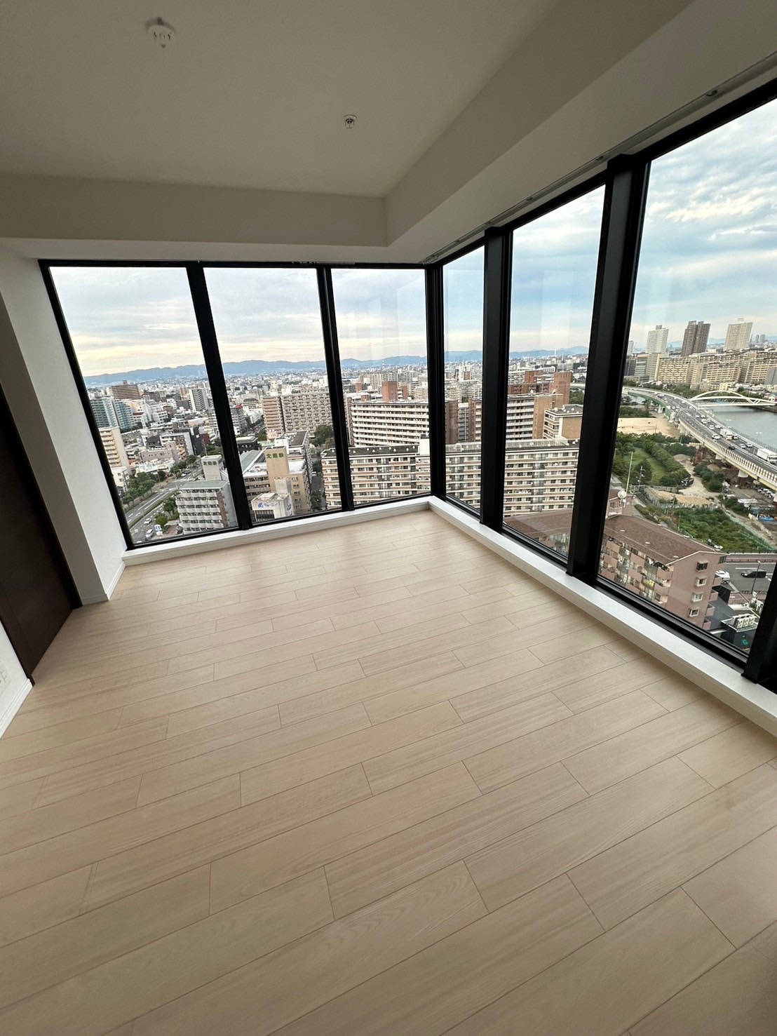 大阪市北区　タワーマンションの全室フローリングとクロス貼替　水回りリフォーム